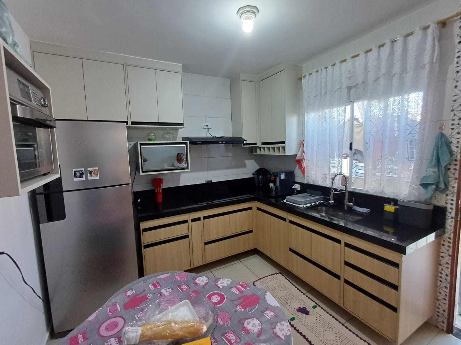Cozinha em L com madeira