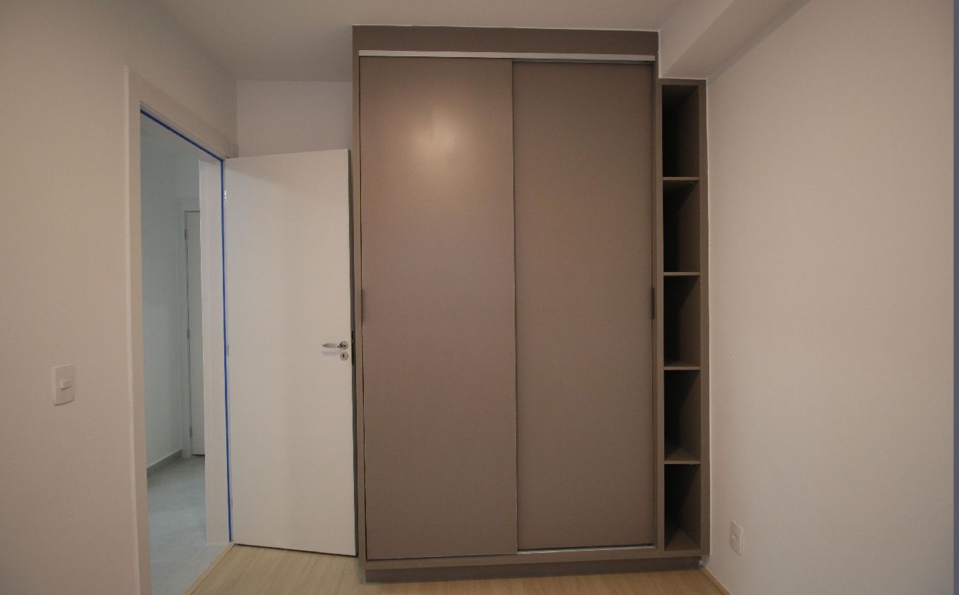 Guarda-roupa com portas de correr